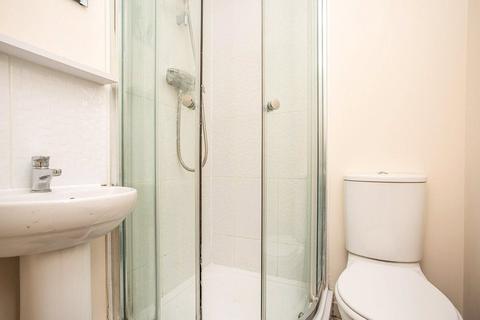 2 bedroom flat for sale, Wilmington Close, Watford WD18