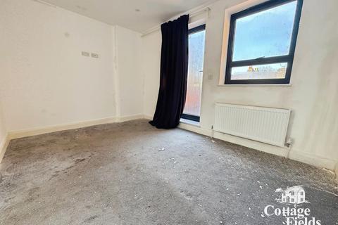 3 bedroom semi-detached house to rent, Baxter Road, London, N18