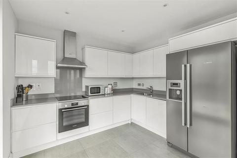 2 bedroom flat for sale, St. George Wharf, London SW8