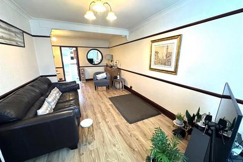 2 bedroom end of terrace house for sale, Uxbridge Road, Feltham