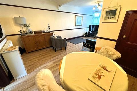 2 bedroom end of terrace house for sale, Uxbridge Road, Feltham