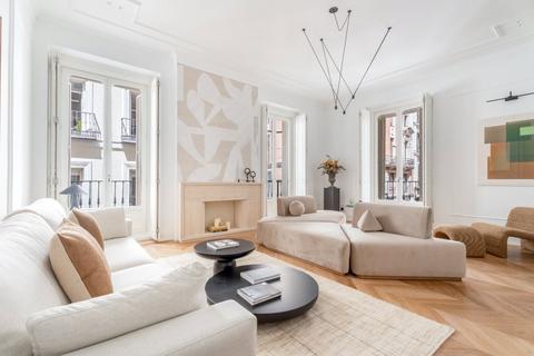 3 bedroom apartment, Nueve Balcones En Esquina Y Fachada Clásica En Justicia, Justicia - Madrid