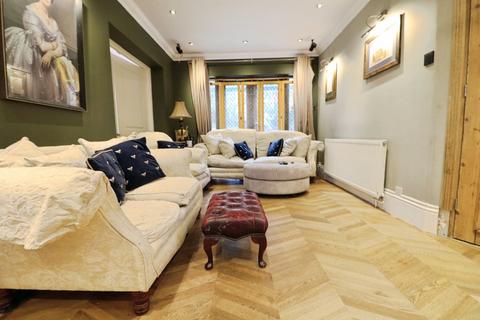 3 bedroom detached house for sale, Carswell Close, Ilford IG4