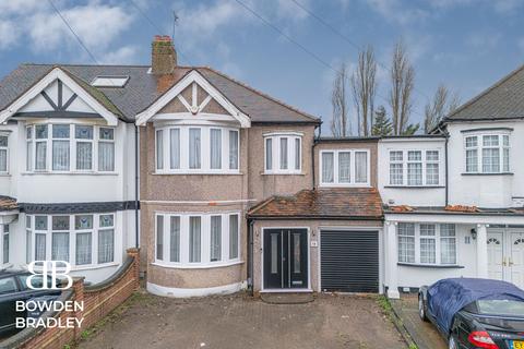 4 bedroom semi-detached house for sale, Chalgrove Crescent, Clayhall, IG5