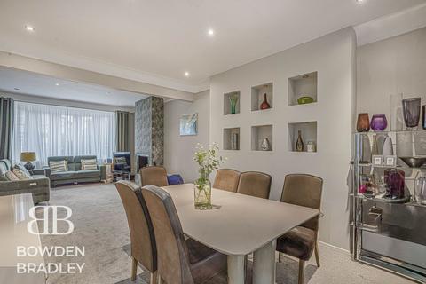 4 bedroom semi-detached house for sale, Chalgrove Crescent, Clayhall, IG5