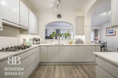 4 bedroom semi-detached house for sale, Chalgrove Crescent, Clayhall, IG5