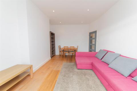 2 bedroom flat to rent, Heriot Road, London