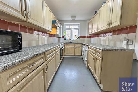 2 bedroom flat for sale, Apsley House, Staines Road, Hounslow TW4