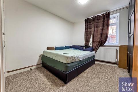 2 bedroom flat for sale, Apsley House, Staines Road, Hounslow TW4