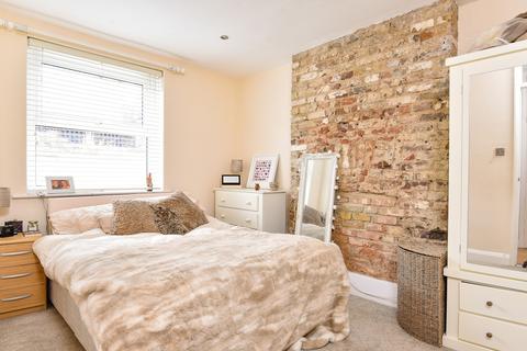 2 bedroom flat to rent, Trinity Road, Tooting, London, SW17