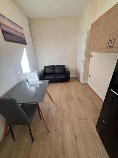 2 bedroom flat to rent, Curzon Avenue, M14 5PU