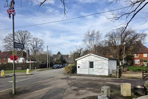 Shop to rent - Plaistow Street, Lingfield RH7