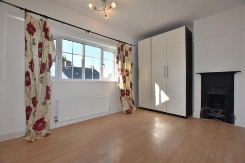 2 bedroom terraced house to rent, Ross Way, London, SE9