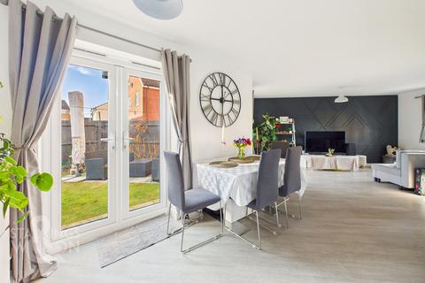 3 bedroom semi-detached house for sale, Kestrel Avenue, Queens Hills, Norwich