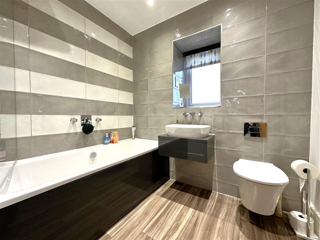 Family Bathroom 879