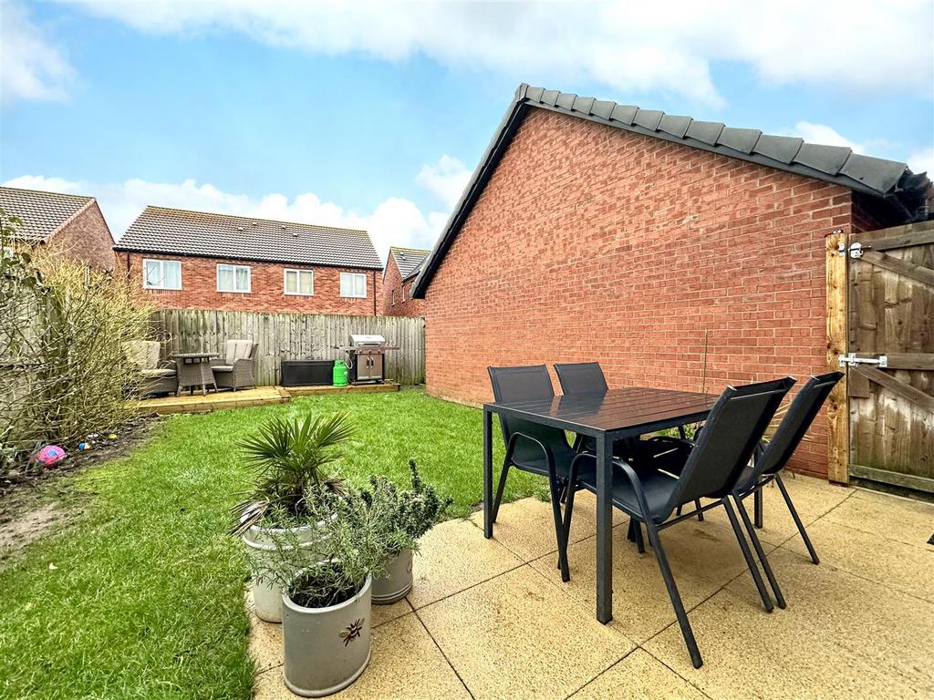 Enclosed Rear Garden 035