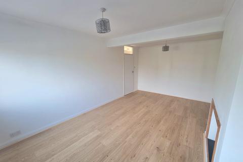 3 bedroom flat to rent, Newport Road, Rumney, CF3