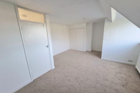 3 bedroom flat to rent, Newport Road, Rumney, CF3