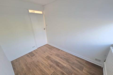 3 bedroom flat to rent, Newport Road, Rumney, CF3