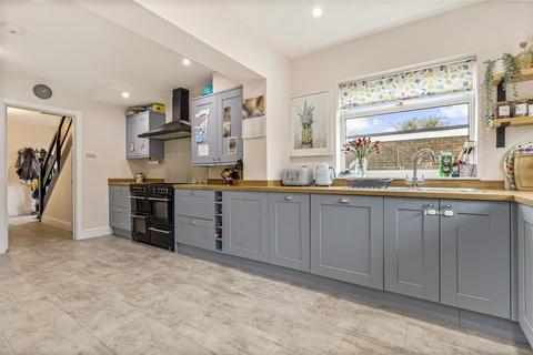 4 bedroom end of terrace house for sale, Twyford Gardens, Worthing