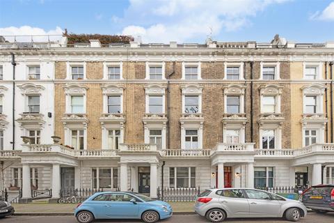 Studio to rent, Linden Gardens, London W2