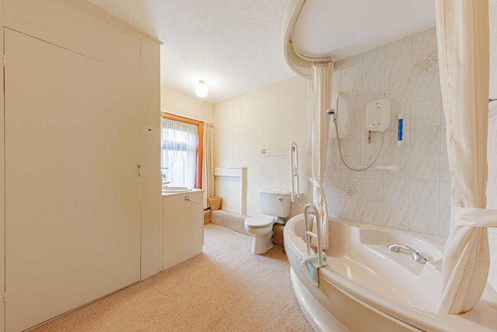 Bathroom W.C (1)