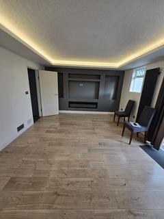 3 bedroom terraced house to rent, Bell Farm Avenue, London RM10