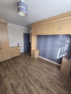 3 bedroom terraced house to rent, Bell Farm Avenue, London RM10
