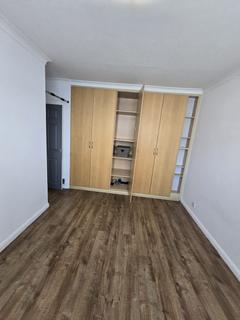 3 bedroom terraced house to rent, Bell Farm Avenue, London RM10