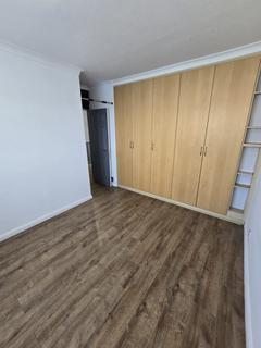 3 bedroom terraced house to rent, Bell Farm Avenue, London RM10