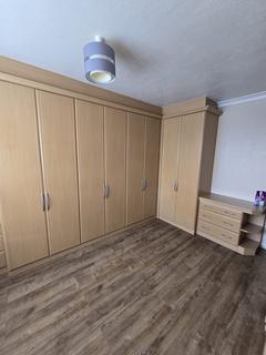 3 bedroom terraced house to rent, Bell Farm Avenue, London RM10