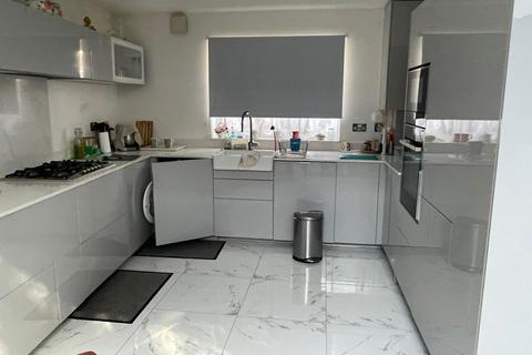 3 bedroom end of terrace house to rent, Chingford, E4