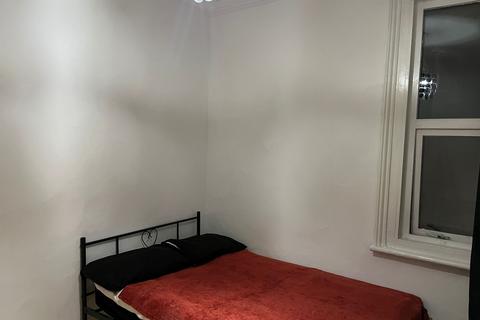 1 bedroom in a flat share to rent, Chiswick High Road, London W4