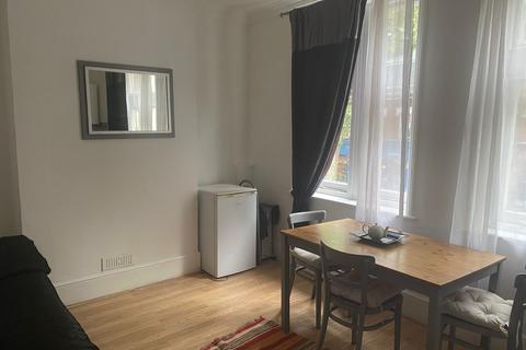1 bedroom in a flat share to rent, Chiswick High Road, London W4