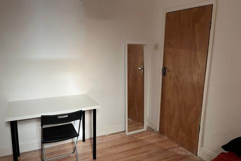 1 bedroom in a flat share to rent, Chiswick High Road, London W4