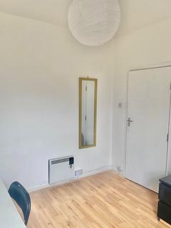 1 bedroom in a flat share to rent, Chiswick High Road, London W4