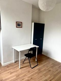 1 bedroom in a flat share to rent, Chiswick High Road, London W4