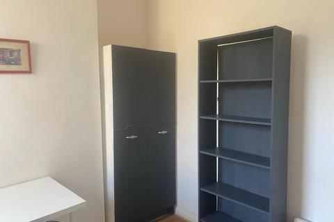 1 bedroom in a flat share to rent, Chiswick High Road, London W4