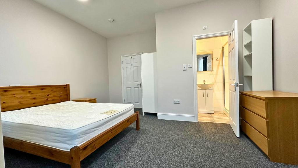 Bedroom & En-suite