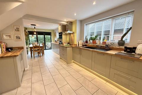 4 bedroom semi-detached house for sale, Kenilworth Road, Macclesfield