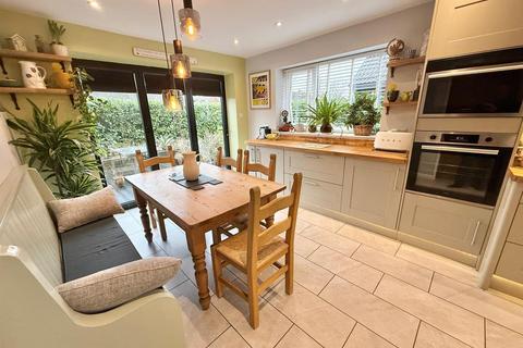 4 bedroom semi-detached house for sale, Kenilworth Road, Macclesfield