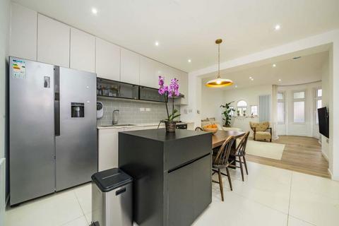 2 bedroom flat for sale, Horn Lane, London W3