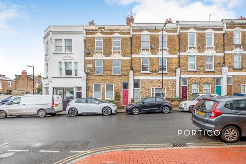 2 bedroom flat to rent, North Cross Road, London, SE22