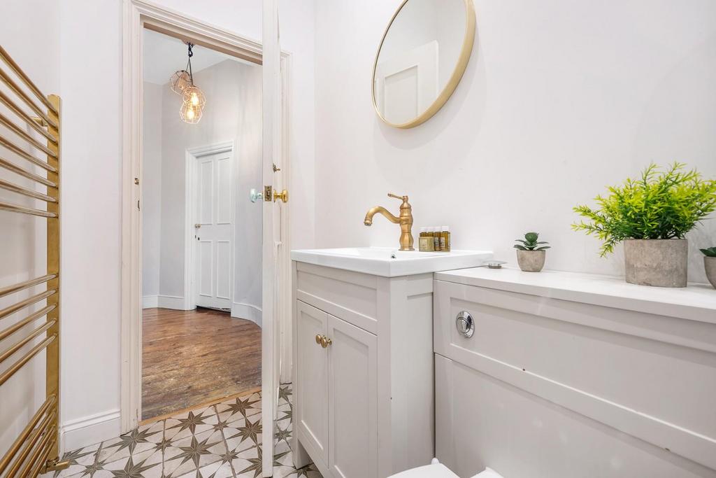 Bathroom (2).JPG