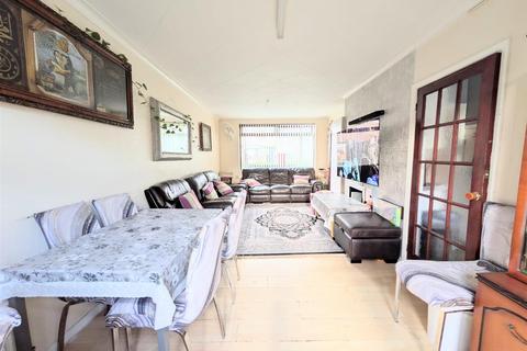 3 bedroom terraced house for sale, Long Readings Lane, Britwell