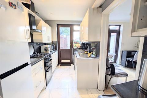 3 bedroom terraced house for sale, Long Readings Lane, Britwell