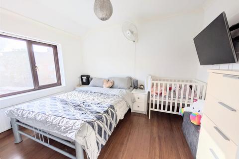 3 bedroom terraced house for sale, Long Readings Lane, Britwell