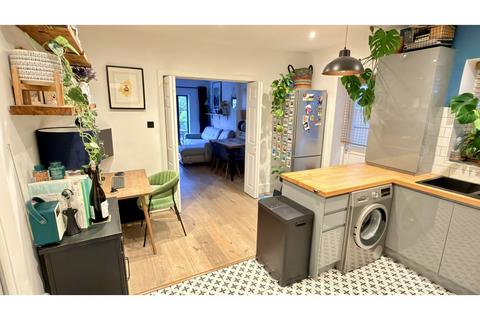 2 bedroom maisonette for sale, Victoria Road, London, NW6