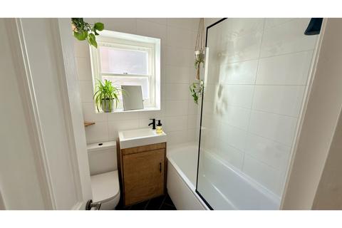 2 bedroom maisonette for sale, Victoria Road, London, NW6
