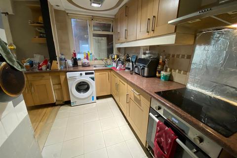 3 bedroom end of terrace house for sale, Hunters Hall Road, Dagenham